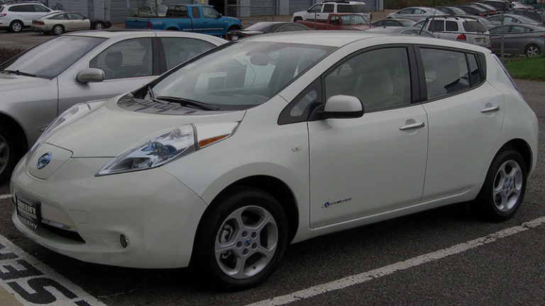 https://upload.wikimedia.org/wikipedia/commons/thumb/7/77/2011_Nissan_Leaf_SL_--_10-28-2011.jpg/1280px-2011_Nissan_Leaf_SL_--_10-28-2011.jpg