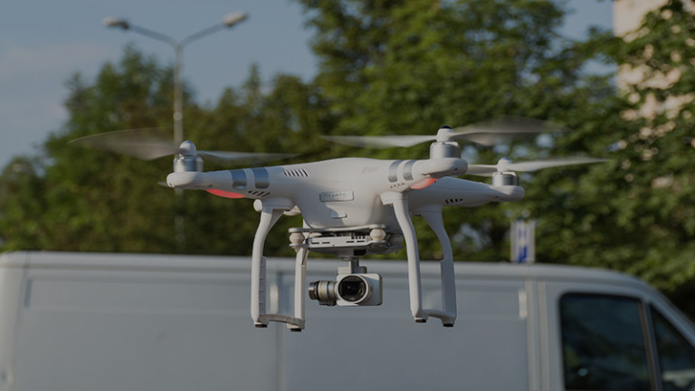 https://upload.wikimedia.org/wikipedia/commons/b/b8/2015_Dron_DJI_Phantom_3_Advanced.JPG