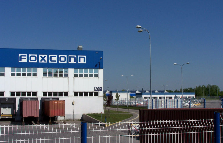 https://upload.wikimedia.org/wikipedia/commons/8/82/Foxconn_Pardubice_01.JPG