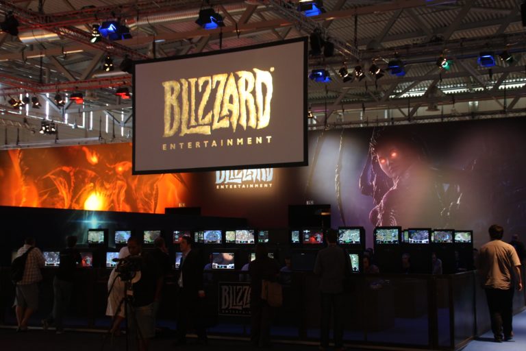 https://upload.wikimedia.org/wikipedia/commons/9/95/Gamescom_2009_-_Blizzard_Entertainment_%285174%29.jpg
