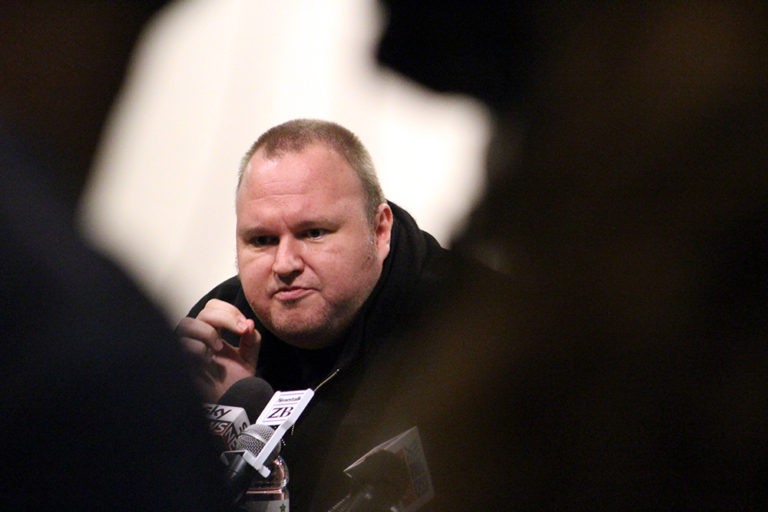 https://upload.wikimedia.org/wikipedia/commons/a/a9/Kim_Dotcom.JPG
