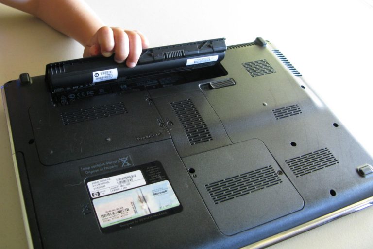https://upload.wikimedia.org/wikipedia/commons/0/06/Laptop_PC_Battery_Removed.jpg