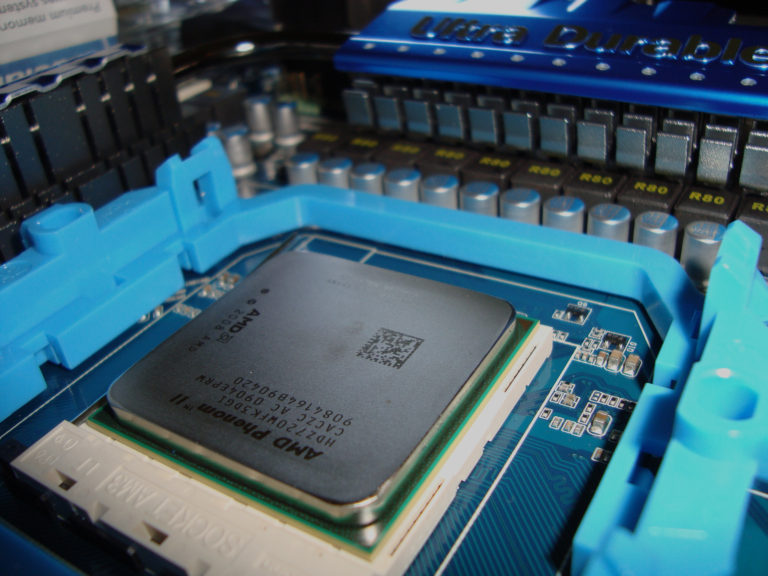 https://upload.wikimedia.org/wikipedia/commons/d/df/Socket_AM3_and_AMD_Phenom_II_X3_720_Black_Edition_-_flickr_2.jpg