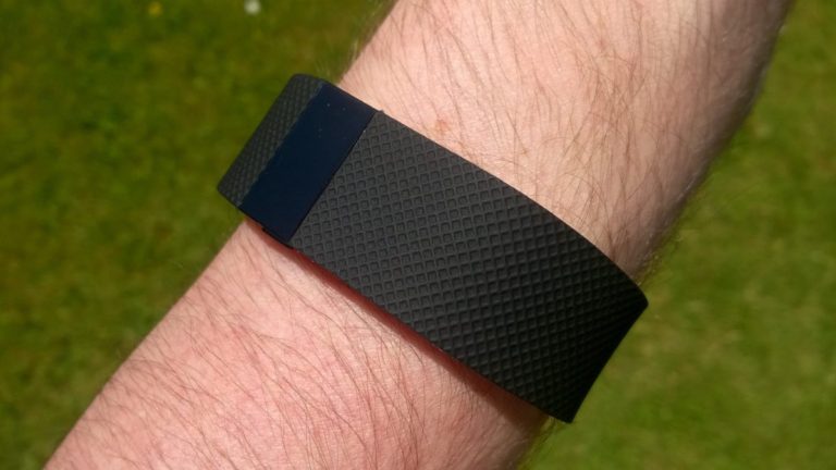 https://upload.wikimedia.org/wikipedia/commons/4/4c/Fitbit_Charge_HR.jpg