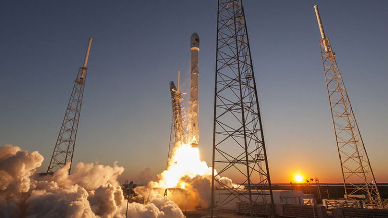 https://upload.wikimedia.org/wikipedia/commons/7/7e/Launch_of_Falcon_9_carrying_DSCOVR_%2816512864369%29.jpg
