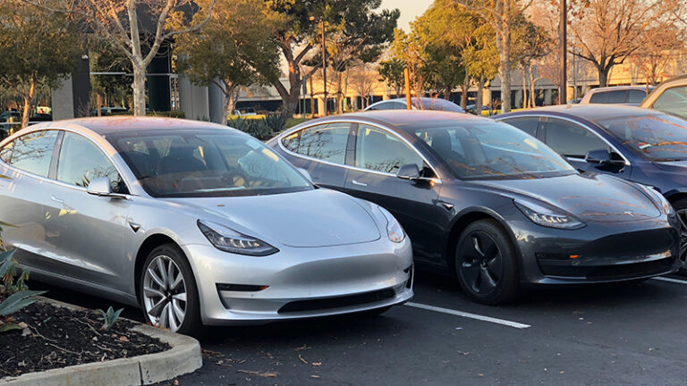 https://upload.wikimedia.org/wikipedia/commons/8/8a/Silver_and_Midnight_Silver_Tesla_Model_3s.jpg
