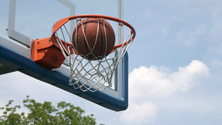 https://upload.wikimedia.org/wikipedia/commons/a/aa/2011-06-07_Basketball_in_hoop_still_shot.jpg