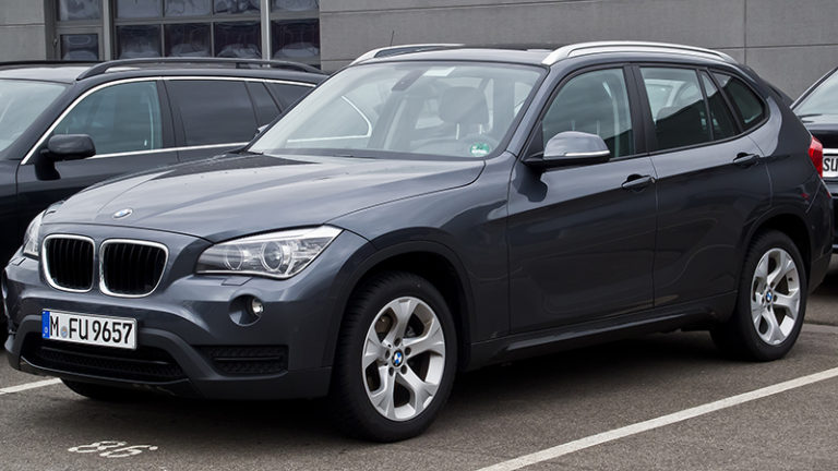 https://upload.wikimedia.org/wikipedia/commons/d/d9/BMW_X1_%28E84%2C_Facelift%29_%E2%80%93_Frontansicht%2C_31._Dezember_2012%2C_D%C3%BCsseldorf.jpg