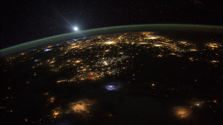 https://upload.wikimedia.org/wikipedia/commons/3/31/ISS-44_Night_view_of_the_western_United_States.jpg