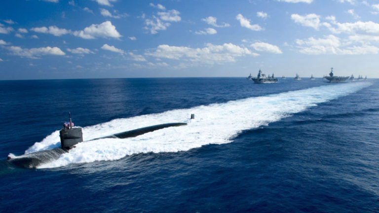 https://upload.wikimedia.org/wikipedia/commons/7/7d/US_Navy_101210-N-6720T-142_The_Los_Angeles-class_attack_submarine_USS_Houston_%28SSN_713%29_leads_a_formation_of_ships_from_USS_George_Washington_%28CVN.jpg
