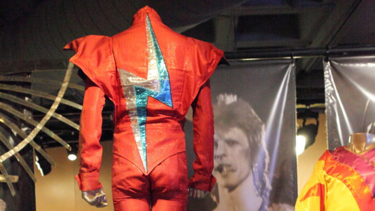 https://upload.wikimedia.org/wikipedia/commons/4/47/David_Bowie%27s_Outfit_-_Rock_and_Roll_Hall_of_Fame_%282014-12-30_13.10.05_by_Sam_Howzit%29.jpg