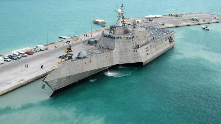 https://upload.wikimedia.org/wikipedia/commons/4/44/USS_Independence_%28LCS-2%29_at_Naval_Air_Station_Key_West%2C_29_March_2010_%28100329-N-1481K-298%29.jpg