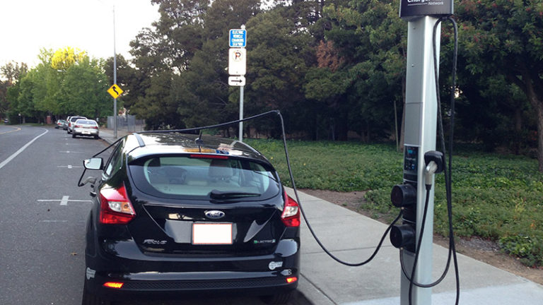 https://upload.wikimedia.org/wikipedia/commons/7/70/Ford_Focus_being_charged_on_a_roadside_ChargePoint_station._Rear..JPG