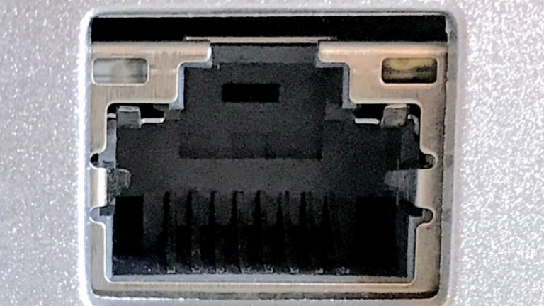 https://upload.wikimedia.org/wikipedia/commons/4/4e/Ethernet_port.jpg