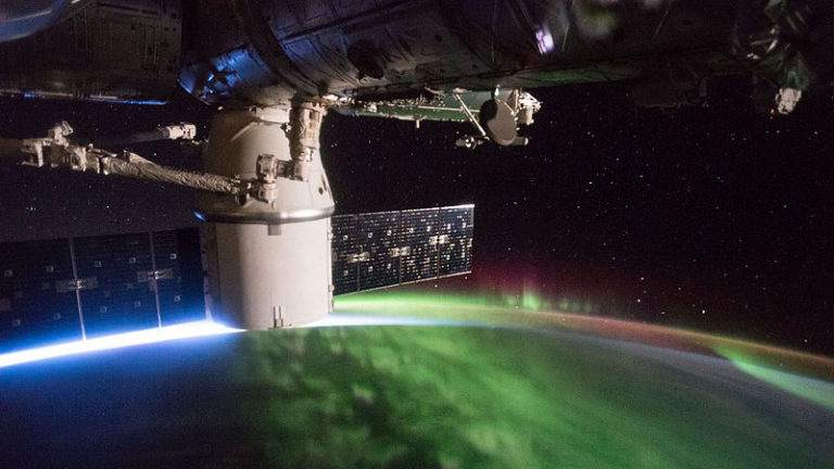 https://upload.wikimedia.org/wikipedia/commons/thumb/5/5f/ISS-48_SpaceX_CRS-9_in_front_of_sparkling_aurora.jpg/800px-ISS-48_SpaceX_CRS-9_in_front_of_sparkling_aurora.jpg