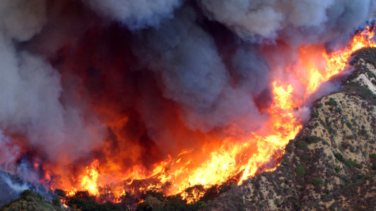 https://upload.wikimedia.org/wikipedia/commons/9/98/Simi_Valley_fire_California_USA.jpg
