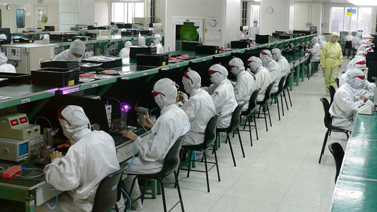 https://de.wikipedia.org/wiki/Foxconn#/media/File:Electronics_factory_in_Shenzhen.jpg