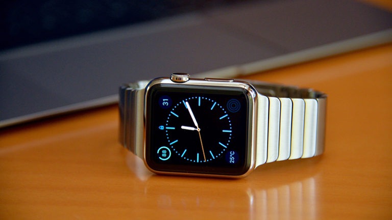 https://upload.wikimedia.org/wikipedia/commons/a/a5/Apple_Watch.jpg