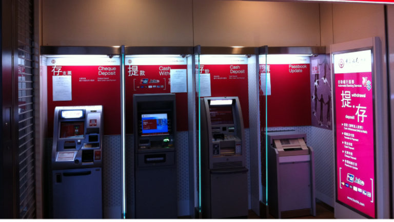 https://upload.wikimedia.org/wikipedia/commons/b/bf/HK_Stanley_Plaza_shop_Bank_of_China_ATM_teller_machines_Nov-2012.JPG