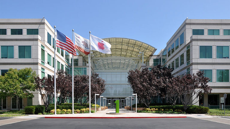 https://upload.wikimedia.org/wikipedia/commons/thumb/b/b0/Apple_Headquarters_in_Cupertino.jpg/800px-Apple_Headquarters_in_Cupertino.jpg