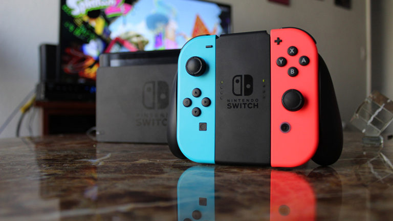 https://pixabay.com/cs/photos/nintendo-sp%C3%ADnač-přep%C3%ADnač-nintendo-3953601/