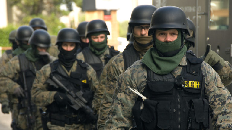 https://upload.wikimedia.org/wikipedia/commons/b/b7/SWAT_team_prepared_%284132135578%29.jpg