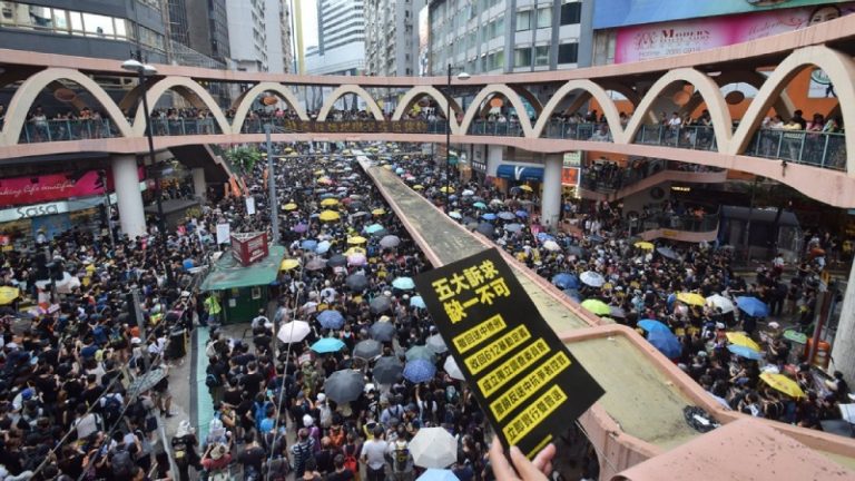 https://upload.wikimedia.org/wikipedia/commons/thumb/b/b5/Hong_Kong_Demonstration_20190721_Causeway_Bay-1.jpg/1024px-Hong_Kong_Demonstration_20190721_Causeway_Bay-1.jpg