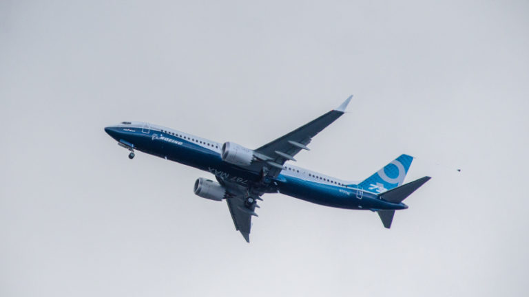 https://upload.wikimedia.org/wikipedia/commons/b/b2/Boeing%2C_N7379E%2C_Boeing_737-9_MAX.jpg