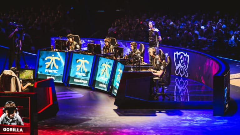 https://upload.wikimedia.org/wikipedia/commons/a/a2/Fnatic_vs_KOO_Tigers_-_2015_League_of_Legends_%281cun6961%29.jpg