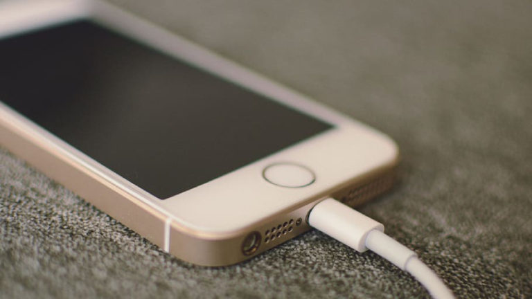 https://p1.pxfuel.com/preview/991/241/289/i-phone-mobile-phone-charging-hours-of-light.jpg