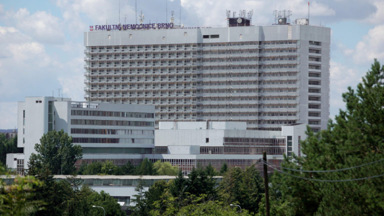 https://upload.wikimedia.org/wikipedia/commons/d/d2/The_Faculty_Hospital_Brno_in_Brno-Bohunice.jpg