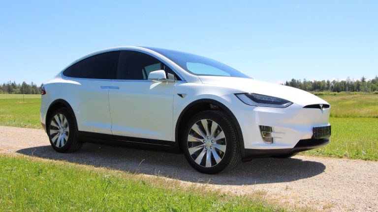 https://cdn.pixabay.com/photo/2019/07/02/09/32/tesla-4311968_960_720.jpg