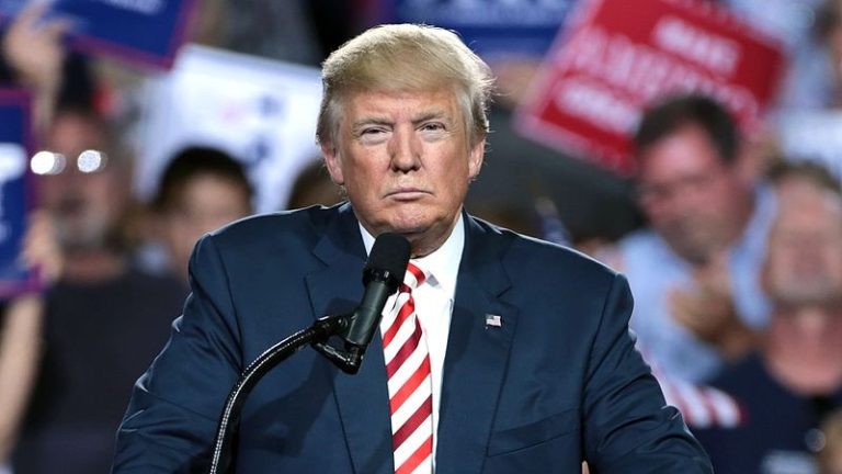 https://upload.wikimedia.org/wikipedia/commons/thumb/4/4b/Donald_Trump_%2829496131773%29.jpg/800px-Donald_Trump_%2829496131773%29.jpg