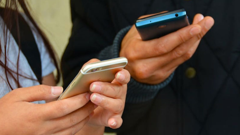 https://p1.pxfuel.com/preview/208/119/730/texting-mobile-phones-hands-two.jpg
