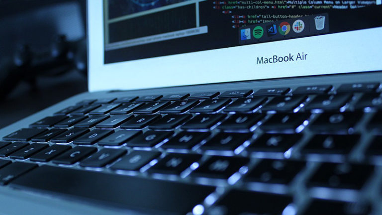 https://cdn.pixabay.com/photo/2019/05/12/01/48/macbook-4197010_960_720.jpg