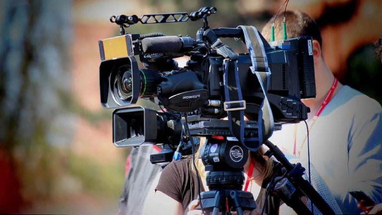 https://p0.pikist.com/photos/966/9/cinematographer-operator-tv-camera-live-film-recording-watch-tv-filming.jpg