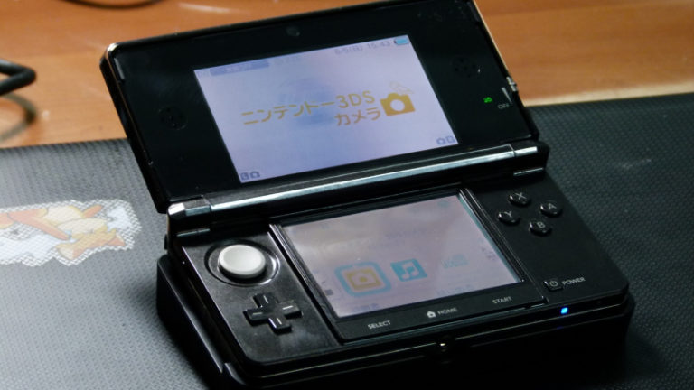 https://upload.wikimedia.org/wikipedia/commons/9/9a/Nintendo_3DS_Cosmo_Black_open_20110605.jpg