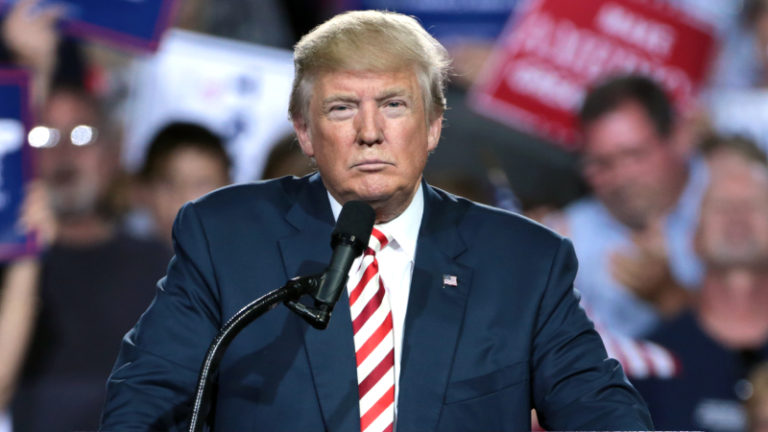 https://upload.wikimedia.org/wikipedia/commons/4/4b/Donald_Trump_%2829496131773%29.jpg
