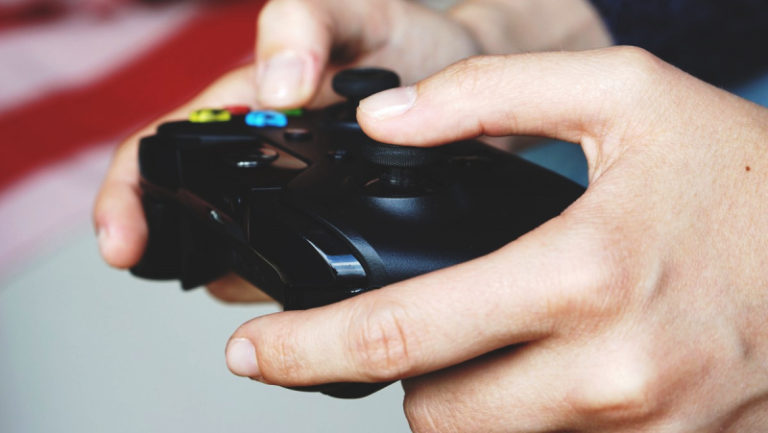 https://c.pxhere.com/photos/88/3c/close_up_controller_electronics_fingers_gamepad_gamer_gaming_hands-995357.jpg!d