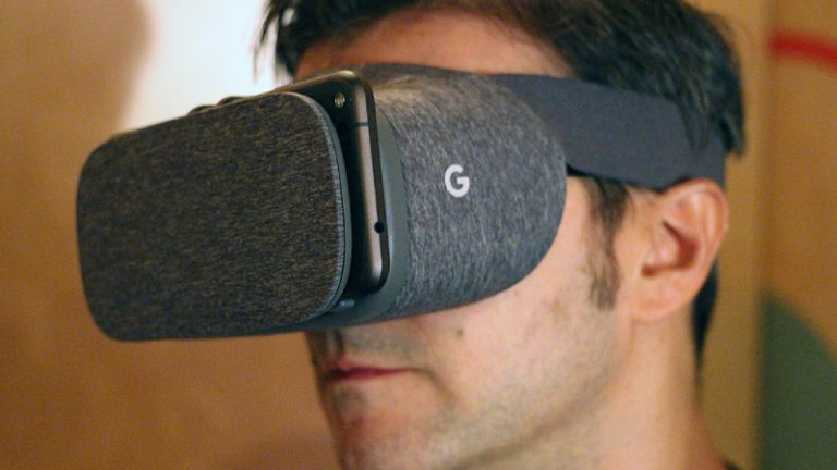 https://upload.wikimedia.org/wikipedia/commons/thumb/e/ec/Man_wearing_the_Daydream_View_VR_Headseet_Made_By_Google_%2830120259536%29.jpg/1024px-Man_wearing_the_Daydream_View_VR_Headseet_Made_By_Google_%2830120259536%29.jpg