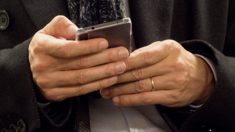 https://libreshot.com/wp-content/uploads/2017/01/man-with-smart-phone.jpg