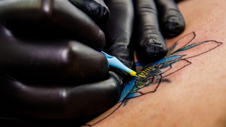 https://storage.needpix.com/rsynced_images/tattoo-artist-556036_1280.jpg