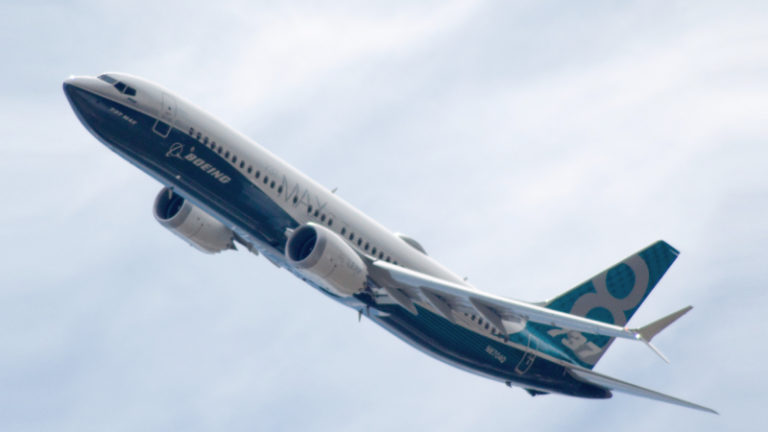 https://upload.wikimedia.org/wikipedia/commons/3/39/Boeing_737-8_MAX_N8704Q_rotated.jpg