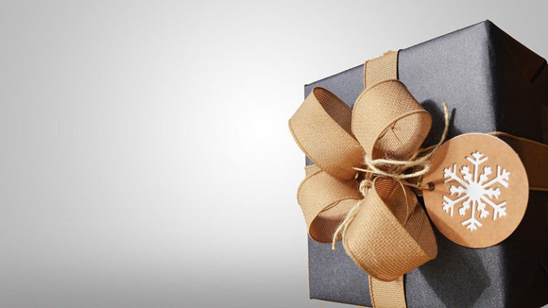 https://pixabay.com/cs/photos/p%C5%99%C3%ADtomn%C3%BD-d%C3%A1rek-box-luk-stuha-1209742/
