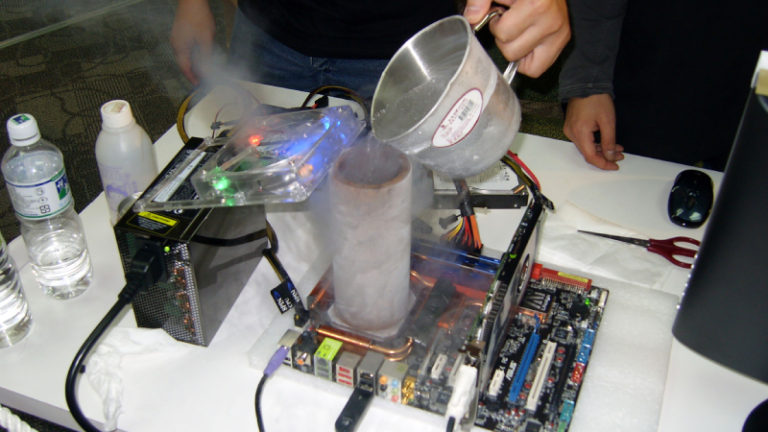 https://upload.wikimedia.org/wikipedia/commons/0/04/2007TaipeiITMonth_IntelOCLiveTest_Overclocking.jpg