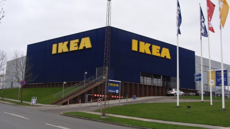 https://upload.wikimedia.org/wikipedia/commons/a/a4/IKEA%2C_Aarhus.JPG