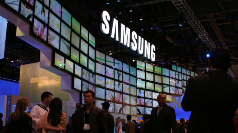 https://upload.wikimedia.org/wikipedia/commons/7/76/Samsung_CES_2009.jpg