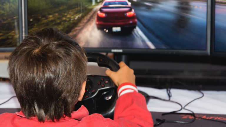https://libreshot.com/wp-content/uploads/2017/12/children-playing-pc-game.jpg
