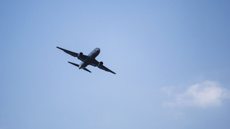 https://cdn.pixabay.com/photo/2016/10/03/20/20/plane-1712737_960_720.jpg