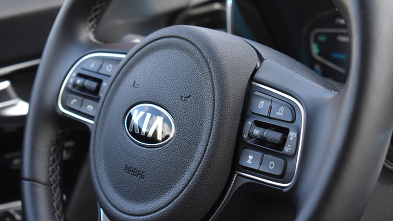 https://pixabay.com/cs/photos/kia-auto-volant-pohon-automobil-5580003/